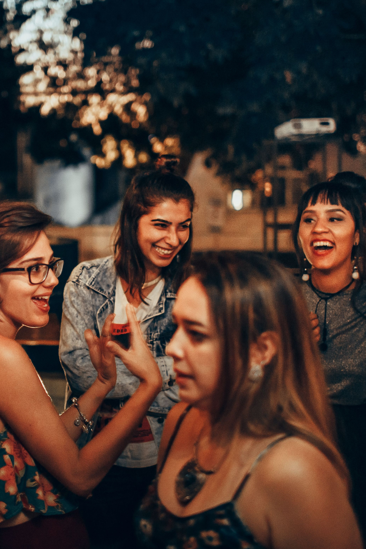 Soirée entre amies dans un bar en Corse